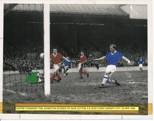 CENTRE FORWARD TOM JOHNSTON SCORES TO GIVE LEYTON 3-0 LEAD OVER CARDIFF CITY. 25 APR 1959.